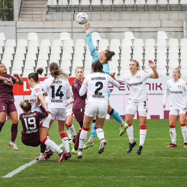 FLYERALARM Frauen Bundesliga, SGS Essen vs. Bayer 04 Leverkusen, 15.04.2023 Friederike Repohl Bayer 04 Leverkusen 27 faustet eine Ecke raus -- DFL REGULATIONS PROHIBIT ANY USE OF PHOTOGRAPHS AS IMAGE SEQUENCES AND/OR QUASI-VIDEO. *** FLYERALARM Womens Bundesliga, SGS Essen vs Bayer 04 Leverkusen, 15 04 2023 Friederike Repohl Bayer 04 Leverkusen 27 fists out a corner DFL REGULATES PROHIBIT ANY USE OF PHOTOGRAPHS AS IMAGE SEQUENCES AND OR Q UASI VIDEO Copyright: xBEAUTIFULxSPORTS/Derixx