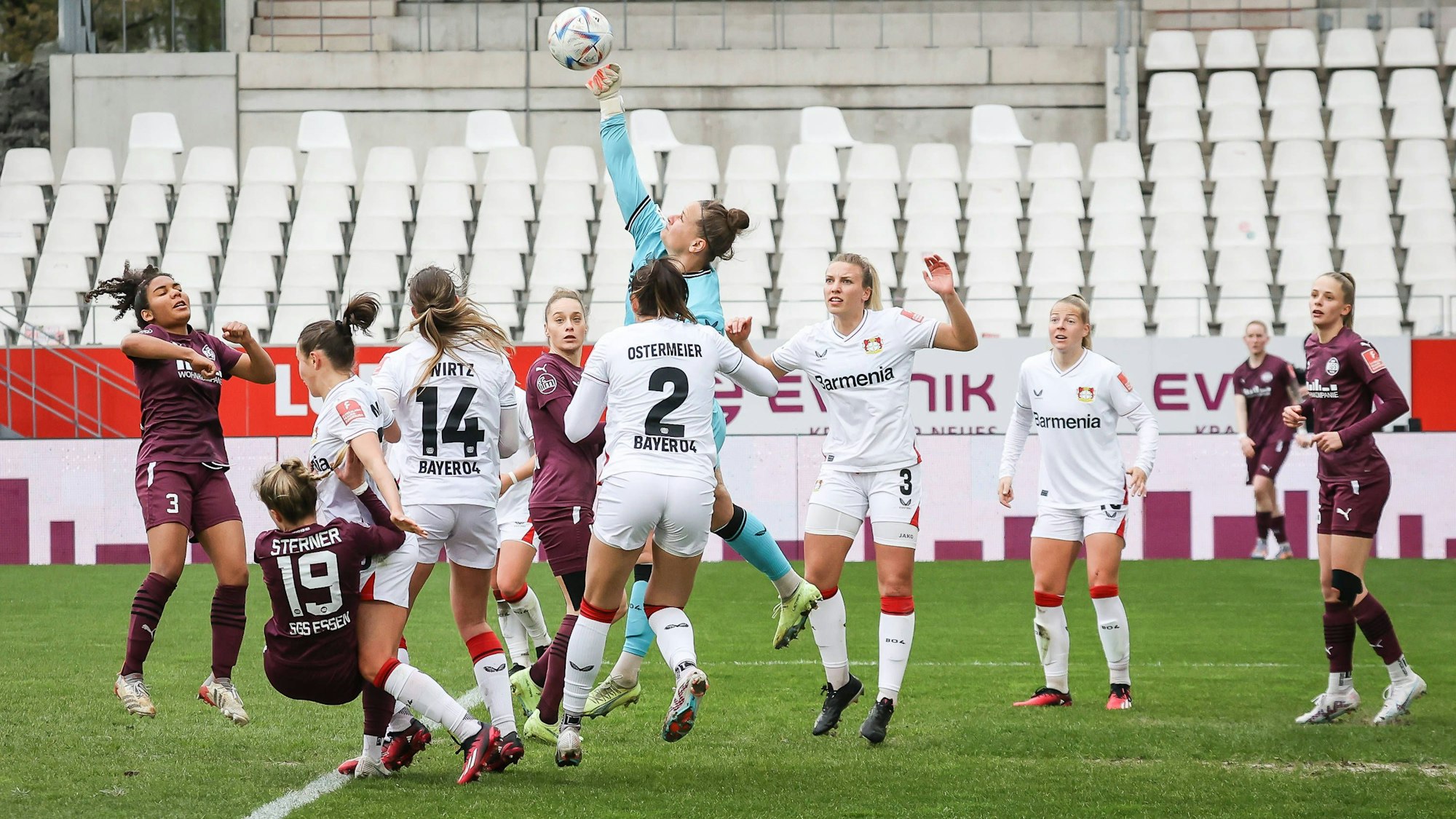 FLYERALARM Frauen Bundesliga, SGS Essen vs. Bayer 04 Leverkusen, 15.04.2023 Friederike Repohl Bayer 04 Leverkusen 27 faustet eine Ecke raus -- DFL REGULATIONS PROHIBIT ANY USE OF PHOTOGRAPHS AS IMAGE SEQUENCES AND/OR QUASI-VIDEO. *** FLYERALARM Womens Bundesliga, SGS Essen vs Bayer 04 Leverkusen, 15 04 2023 Friederike Repohl Bayer 04 Leverkusen 27 fists out a corner DFL REGULATES PROHIBIT ANY USE OF PHOTOGRAPHS AS IMAGE SEQUENCES AND OR Q UASI VIDEO Copyright: xBEAUTIFULxSPORTS/Derixx