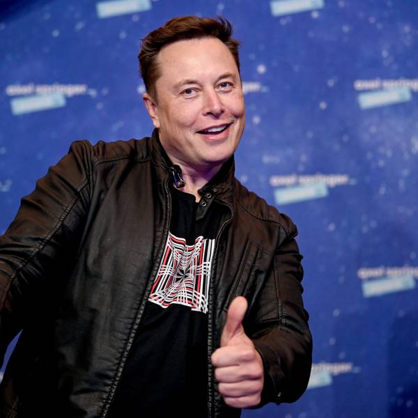 Elon Musk, Chef der Weltraumfirma SpaceX und Tesla-CEO, kommt zur Preisverleihung des Axel Springer Award. Er trägt eine dunkle Lederjacke und hält seine Daumen in die Kamera.