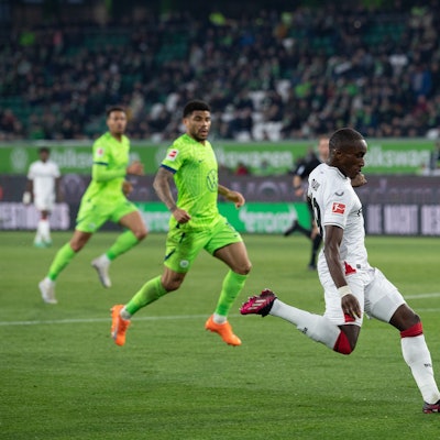 Leverkusens Moussa Diaby vor Wolfsburgs Micky van de Ven am Ball.