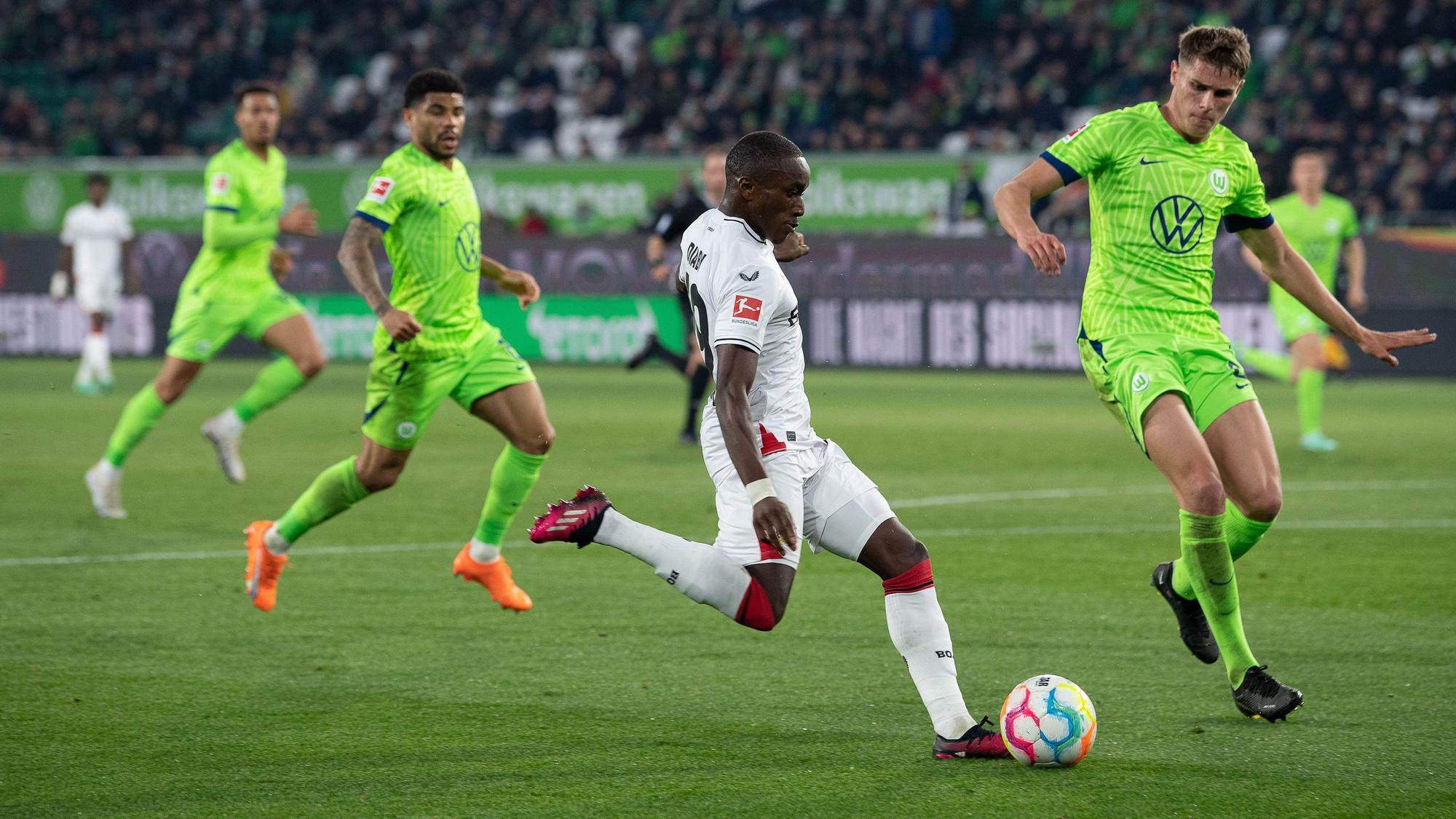 Leverkusens Moussa Diaby vor Wolfsburgs Micky van de Ven am Ball.