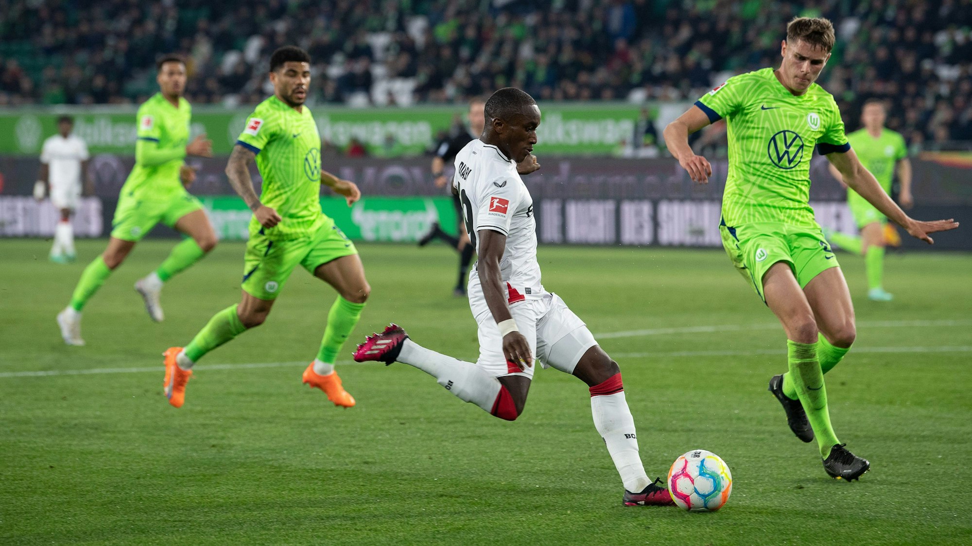 Leverkusens Moussa Diaby vor Wolfsburgs Micky van de Ven am Ball.