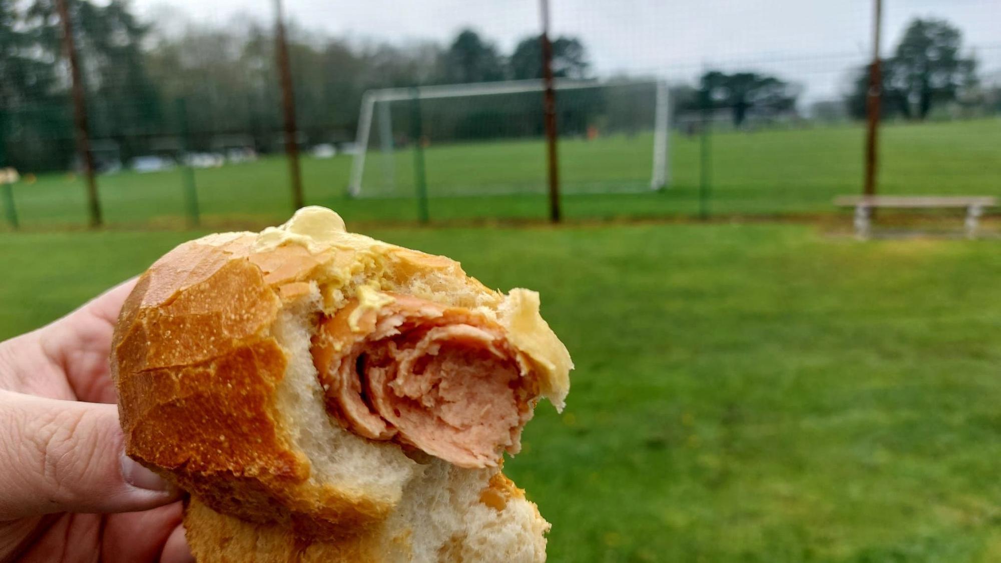 Eine angebissene Bratwurst im Brötchen.