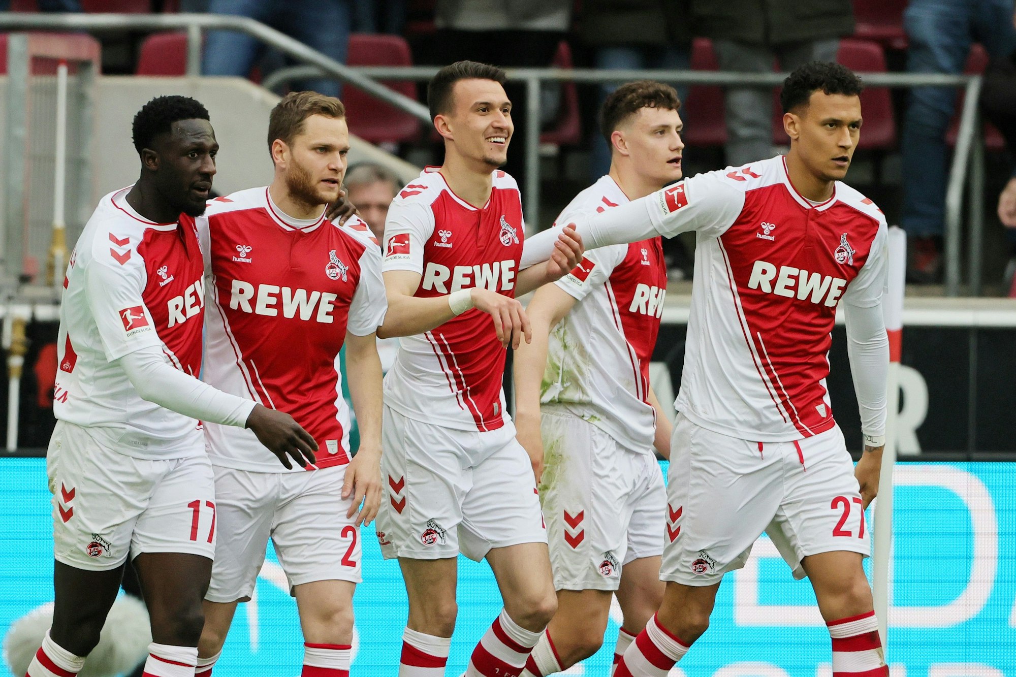 Die Kölner Kingsley Schindler (v.l.), Benno Schmitz, Torschütze Dejan Ljubicic, Eric Martel und Davie Selke bejubeln den Treffer zum 1:1 gegen Mainz.