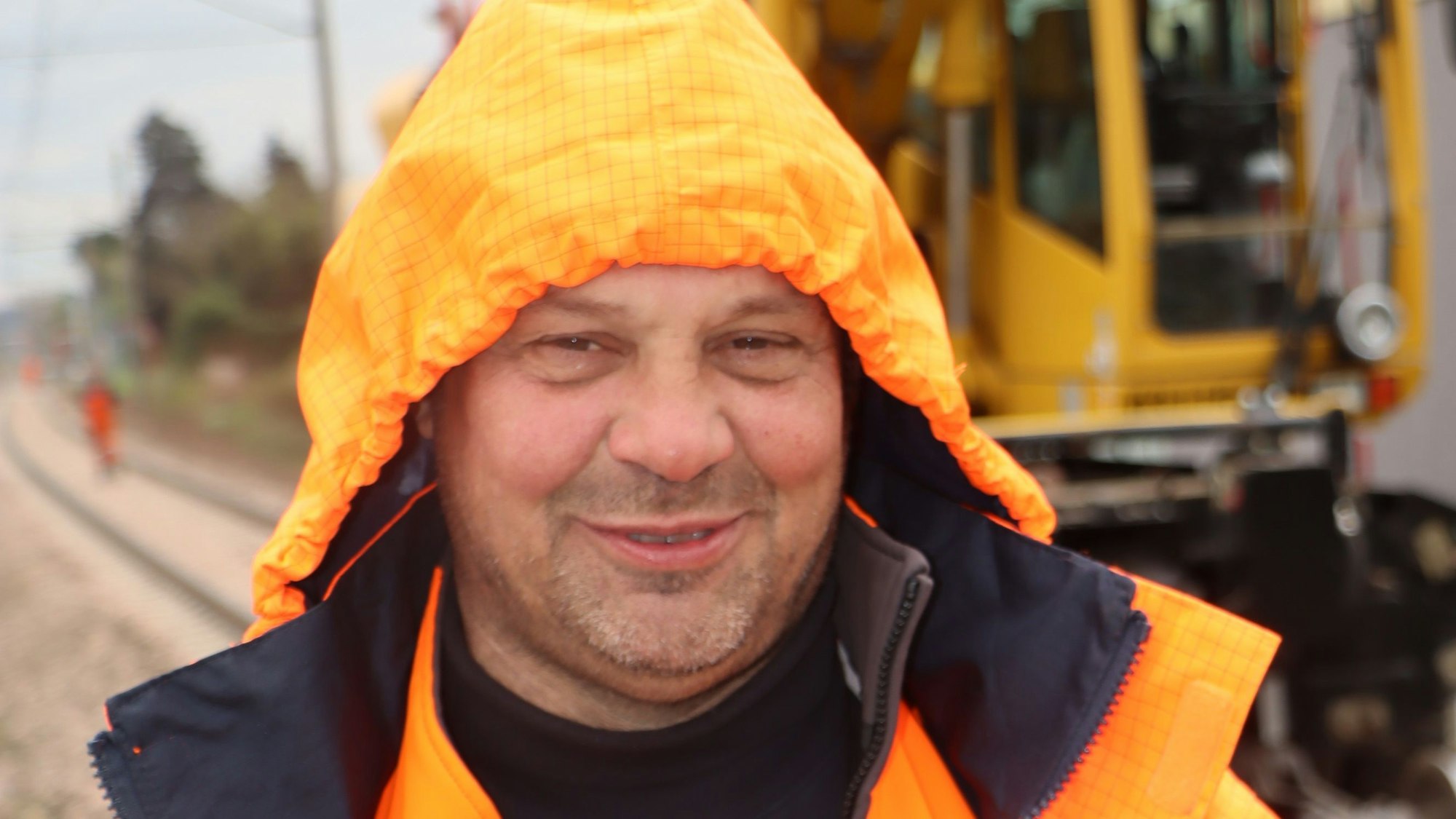 Das Foto zeigt Polier Dietmar Langer. Er ist zufrieden. Auch diese Baustelle ist geschafft.