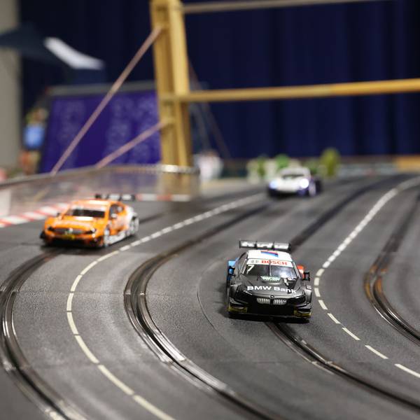 Autos auf der Carrera-Bahn im Megaphone Racing Center bei der Jubiläumsfeier.