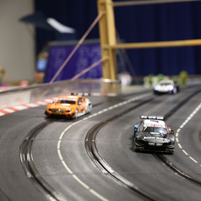 Autos auf der Carrera-Bahn im Megaphone Racing Center bei der Jubiläumsfeier.