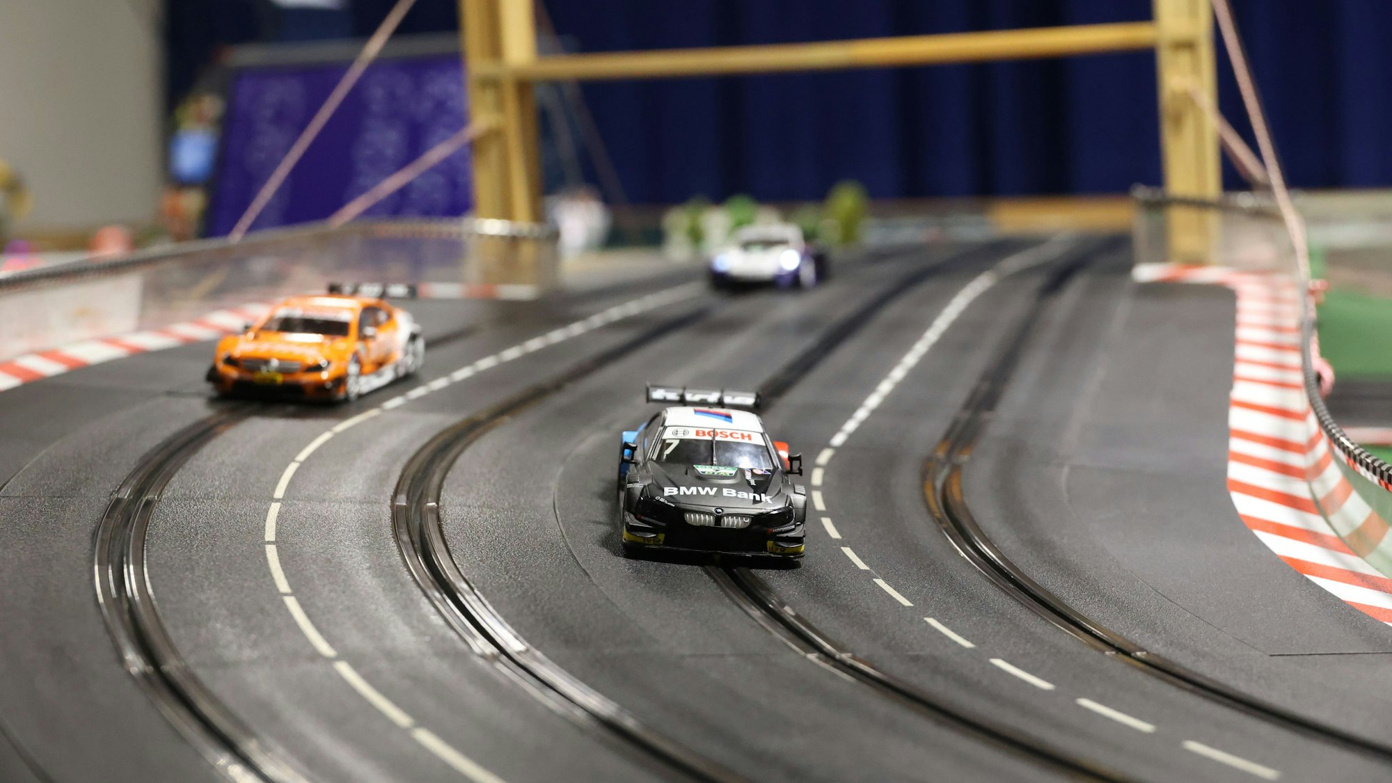 Autos auf der Carrera-Bahn im Megaphone Racing Center bei der Jubiläumsfeier.