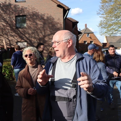Bürgerinnen und Bürger stehen zusammen und unterhalten sich.