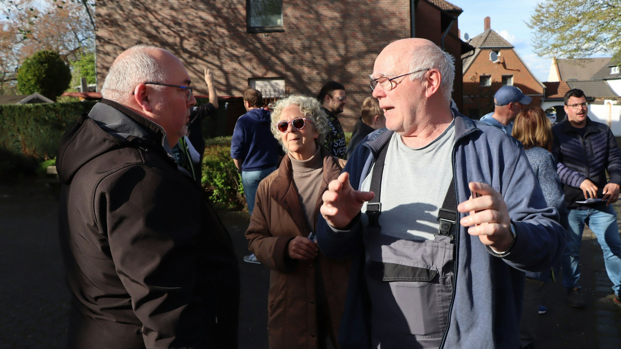 Bürgerinnen und Bürger stehen zusammen und unterhalten sich.