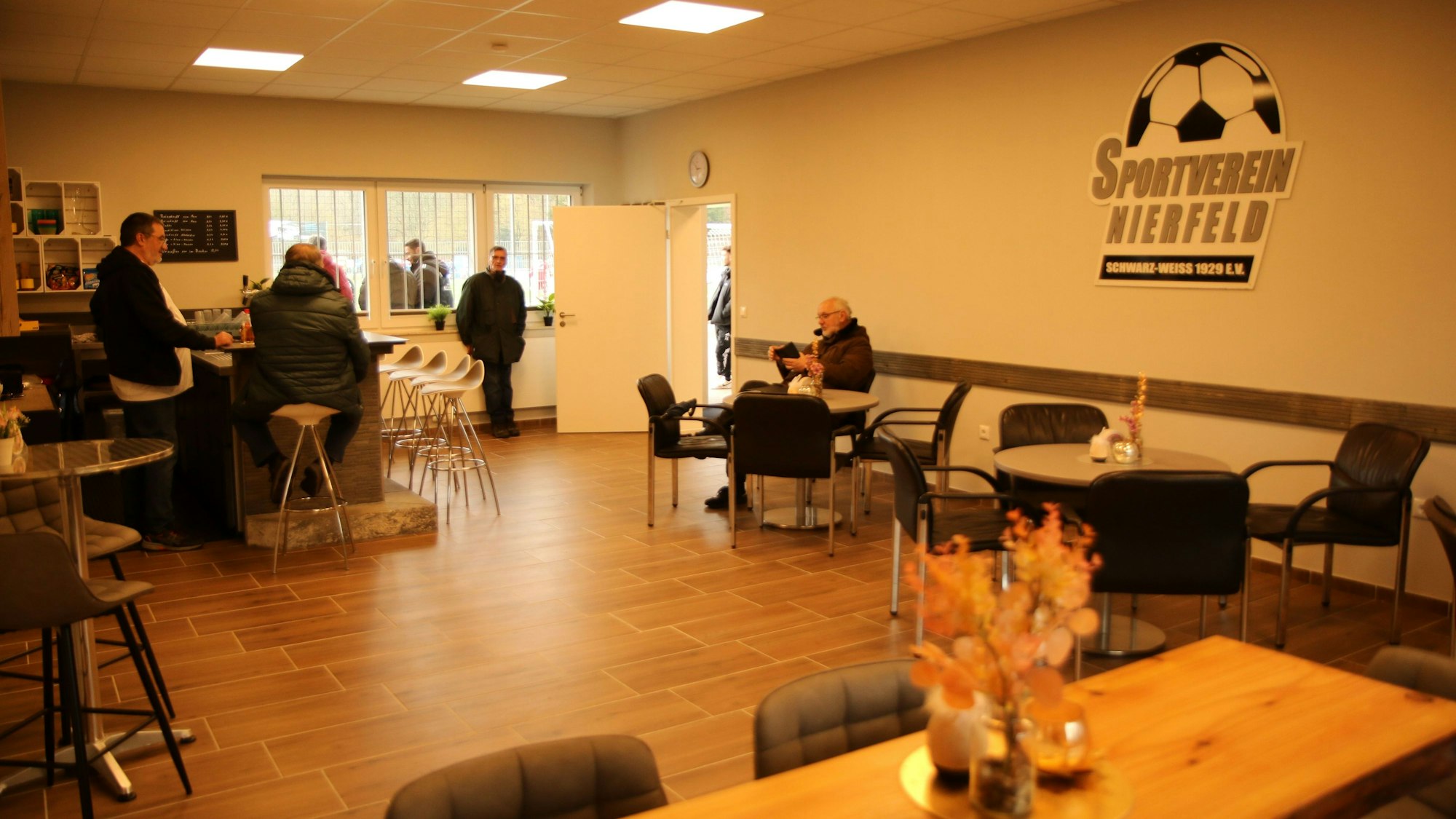 Neu, anders strukturiert und gemütlicher: Die Nierfelder haben nach der Flut ganze Arbeit beim Wiederaufbau des Vereinsheims geleistet.