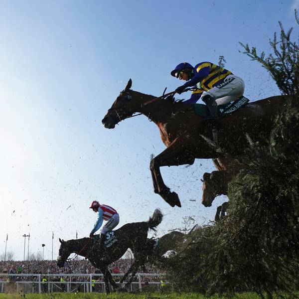 Pferde springen beim traditionsreichen Pferderennen Grand National auf der Rennbahn von Aintree nahe Liverpool über ein Hindernis.