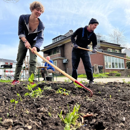 Anna Lena Hörsken und Freundin Laura (v.l.) beim urbanen Gärtnern in Opladen