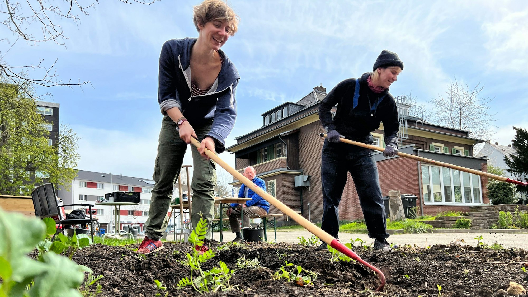 Anna Lena Hörsken und Freundin Laura (v.l.) beim urbanen Gärtnern in Opladen