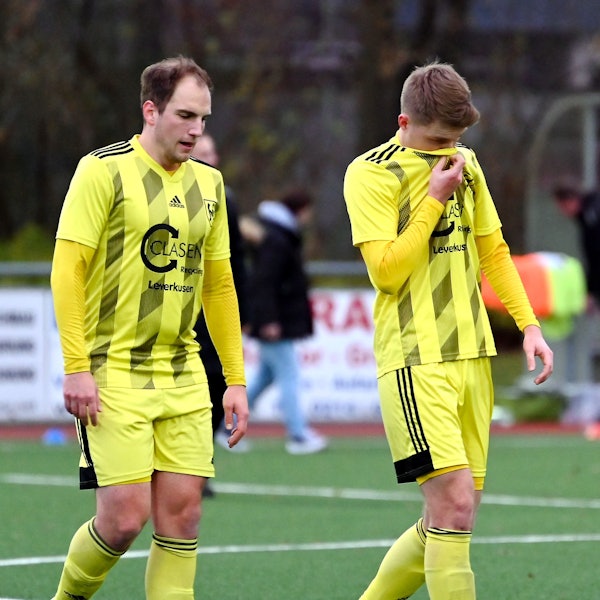 Fußball
SV Schlebusch - FV Bad Honnef
links: Tim Herbel (schleb)
rechts: Martin Schulz (Schleb)
Foto: Uli Herhaus