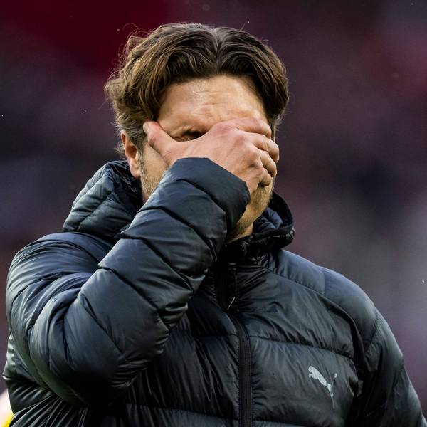 Dortmunds Trainer Edin Terzic hält sich nach dem Spiel in Stuttgart die Hand vors Gesicht.