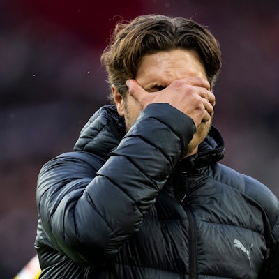 Dortmunds Trainer Edin Terzic hält sich nach dem Spiel in Stuttgart die Hand vors Gesicht.