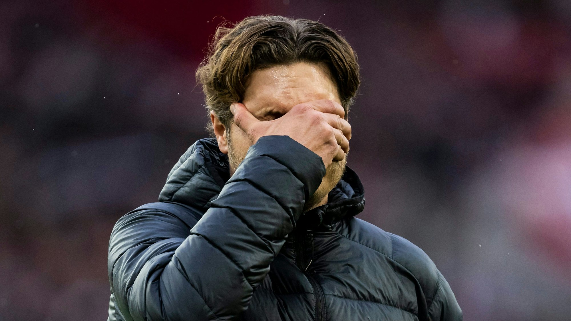 Dortmunds Trainer Edin Terzic hält sich nach dem Spiel in Stuttgart die Hand vors Gesicht.