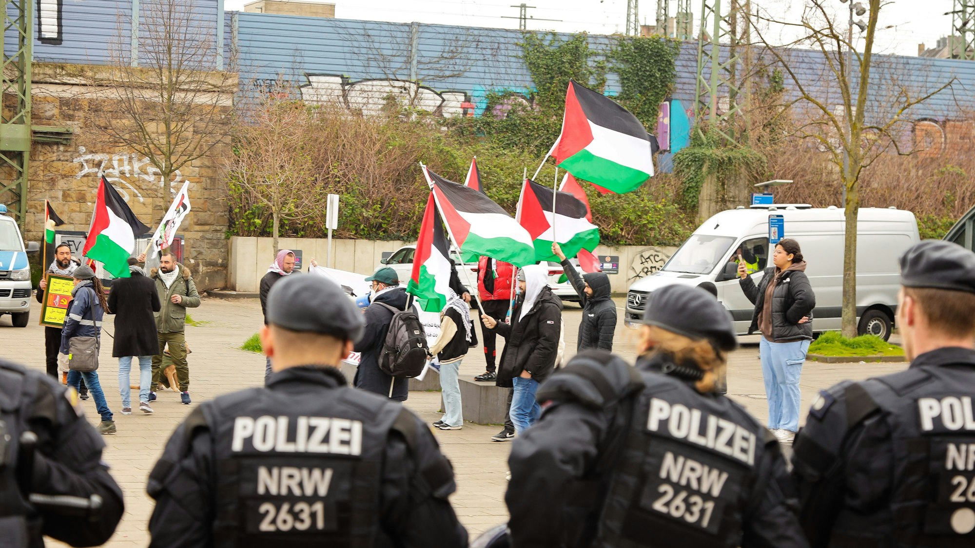 Polizisten beobachten die Kundgebung in Köln-Mülheim.
