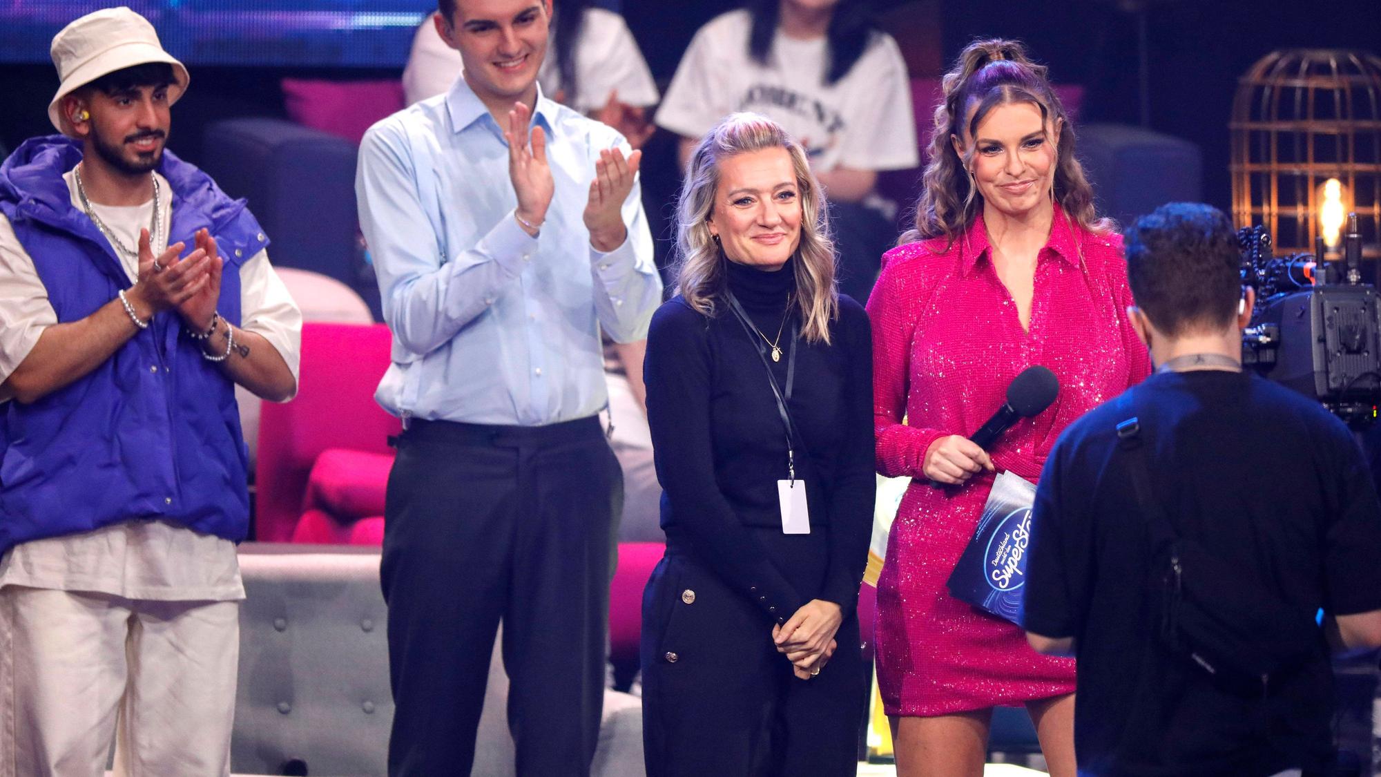 Kiyan Yousefbeik, Lorent Berusha, Juliette Schoppmann und Laura Wontorra beim Finale der 20. Staffel der RTL-Castingshow Deutschland sucht den Superstar / DSDS 2023 im MMC Coloneum.