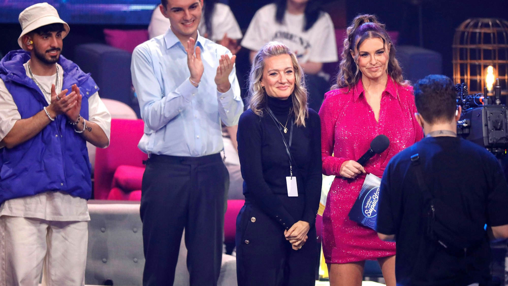 Kiyan Yousefbeik, Lorent Berusha, Juliette Schoppmann und Laura Wontorra beim Finale der 20. Staffel der RTL-Castingshow Deutschland sucht den Superstar / DSDS 2023 im MMC Coloneum.