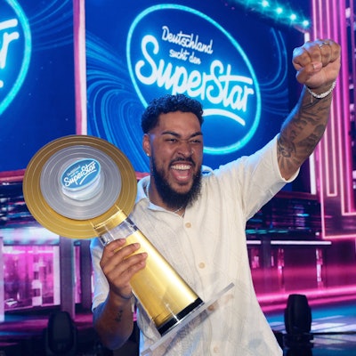 Sem Eisinger, Sieger der Castingshow „Deutschland sucht den Superstar“, steht nach dem Finale auf der Bühne.