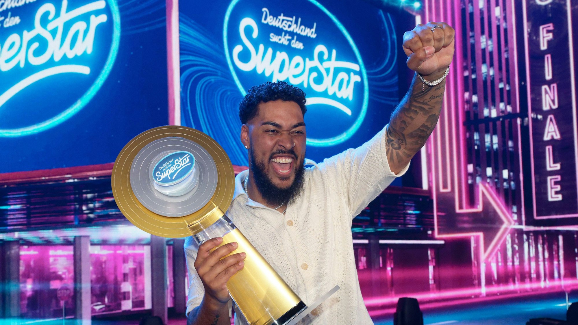16.04.2023, Nordrhein-Westfalen, Köln: Sem Eisinger, Sieger der Castingshow "Deutschland sucht den Superstar", steht nach dem Finale auf der Bühne.