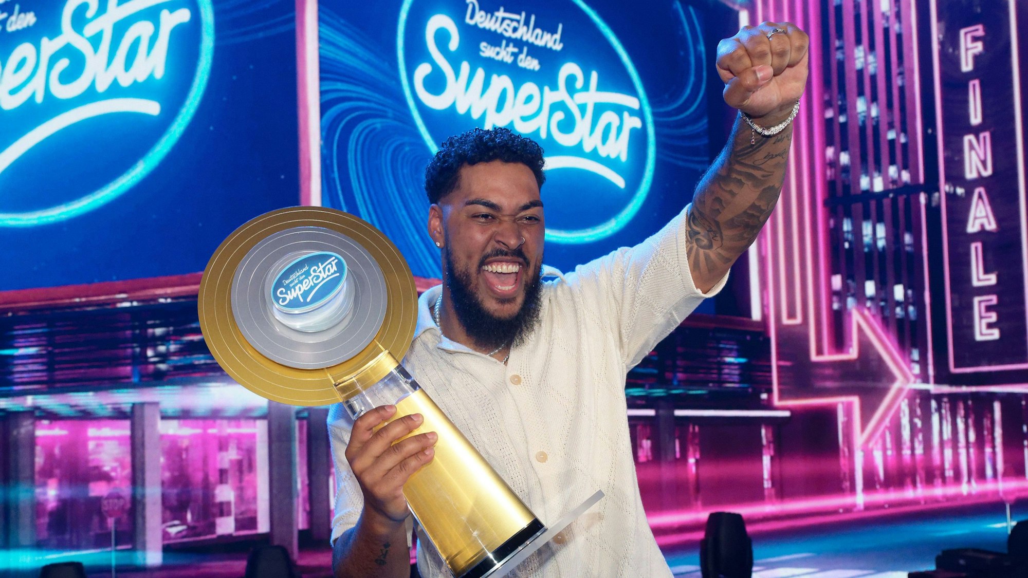 Sem Eisinger, Sieger der Castingshow „Deutschland sucht den Superstar“, steht nach dem Finale auf der Bühne.