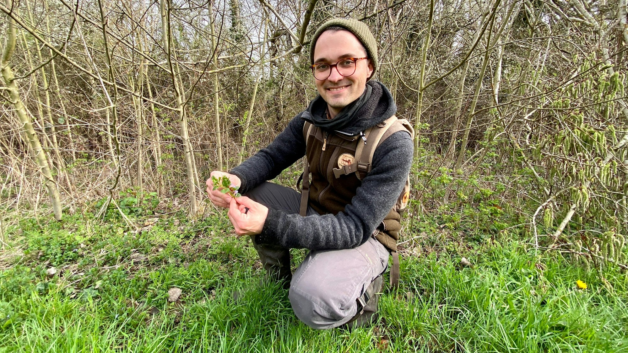 Auf dem Foto ist Till Knechtges zu sehen. Er lädt zu Wildkräuter- und Tierspuren-Touren in der Ville ein.