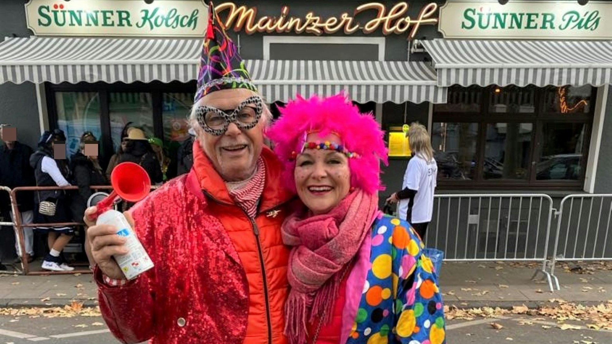 Tom Volkenrath hält seine Tochter Nina im Arm.