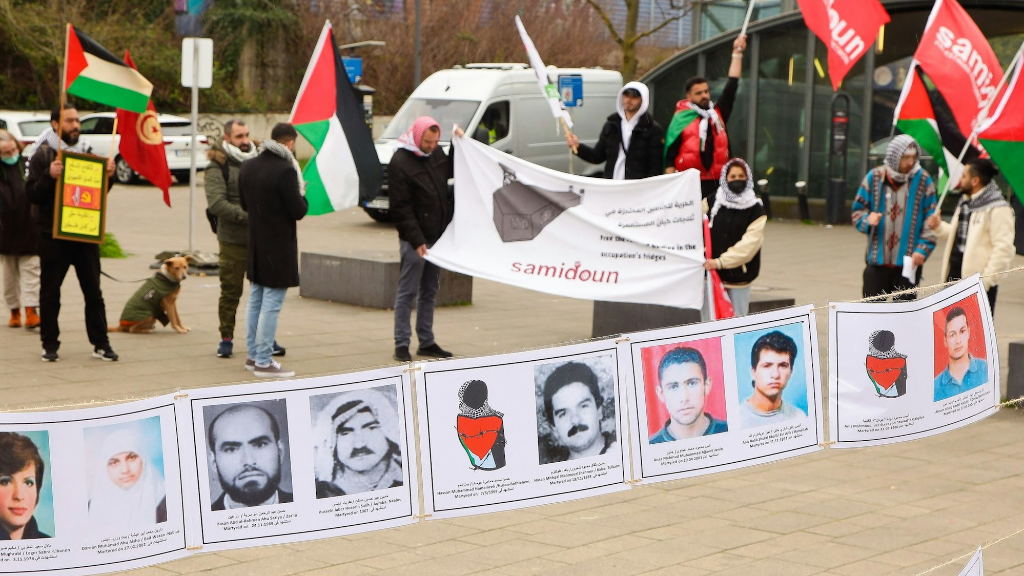 Menschen protestieren in Köln-Mülheim.