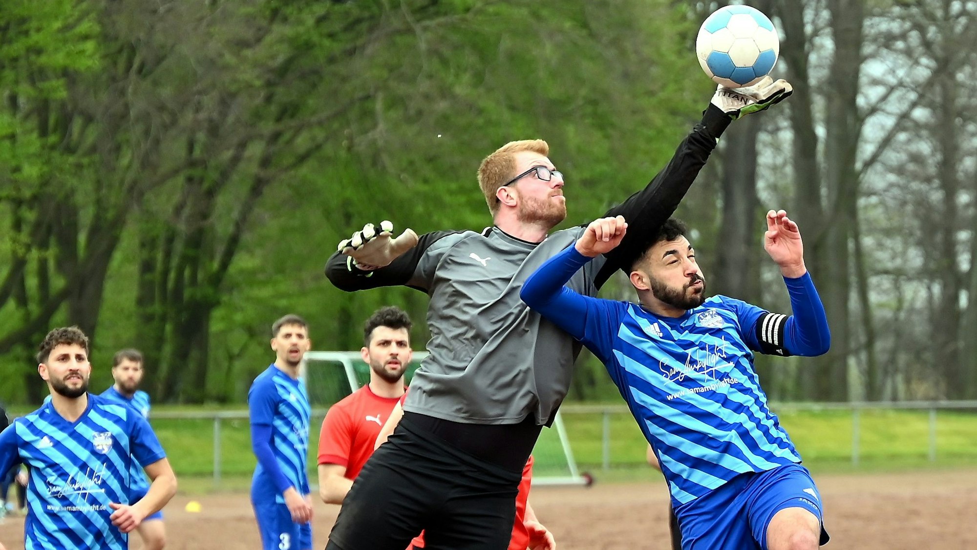 16.04.2023, Fussball-FC Leverkusen-Rhein Süd
TW: Christopher Eberling (Süd)
rechts: Burim Mehmeti (Leverkusen)
Foto: Uli Herhaus