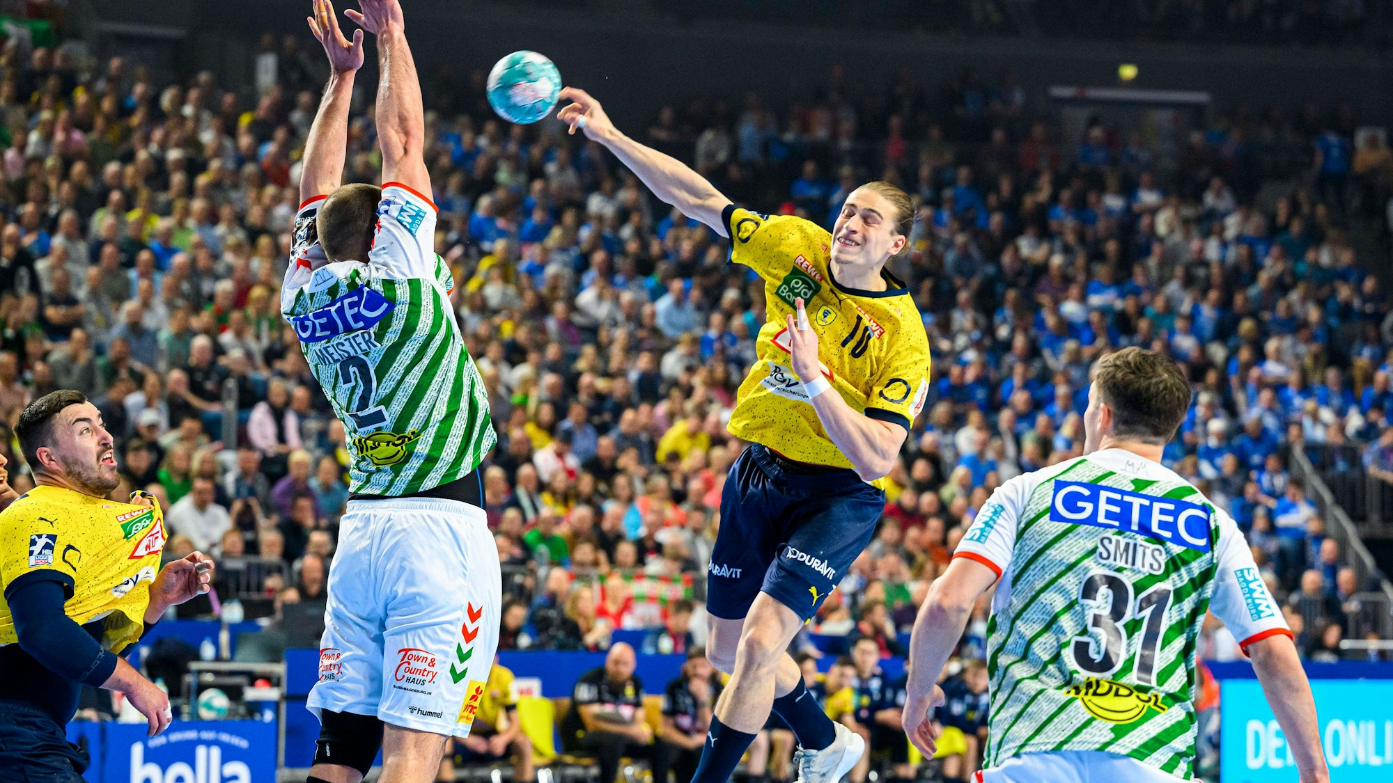 Juri Knorr von den Rhein-Neckar Löwen wirft im DHB-Pokalfinale gegen den SC Magdeburg in Köln.