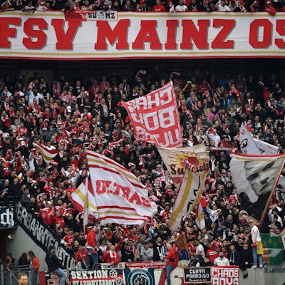 Mainzer Ultras und Fans im Müngersdorfer Stadion in Köln.