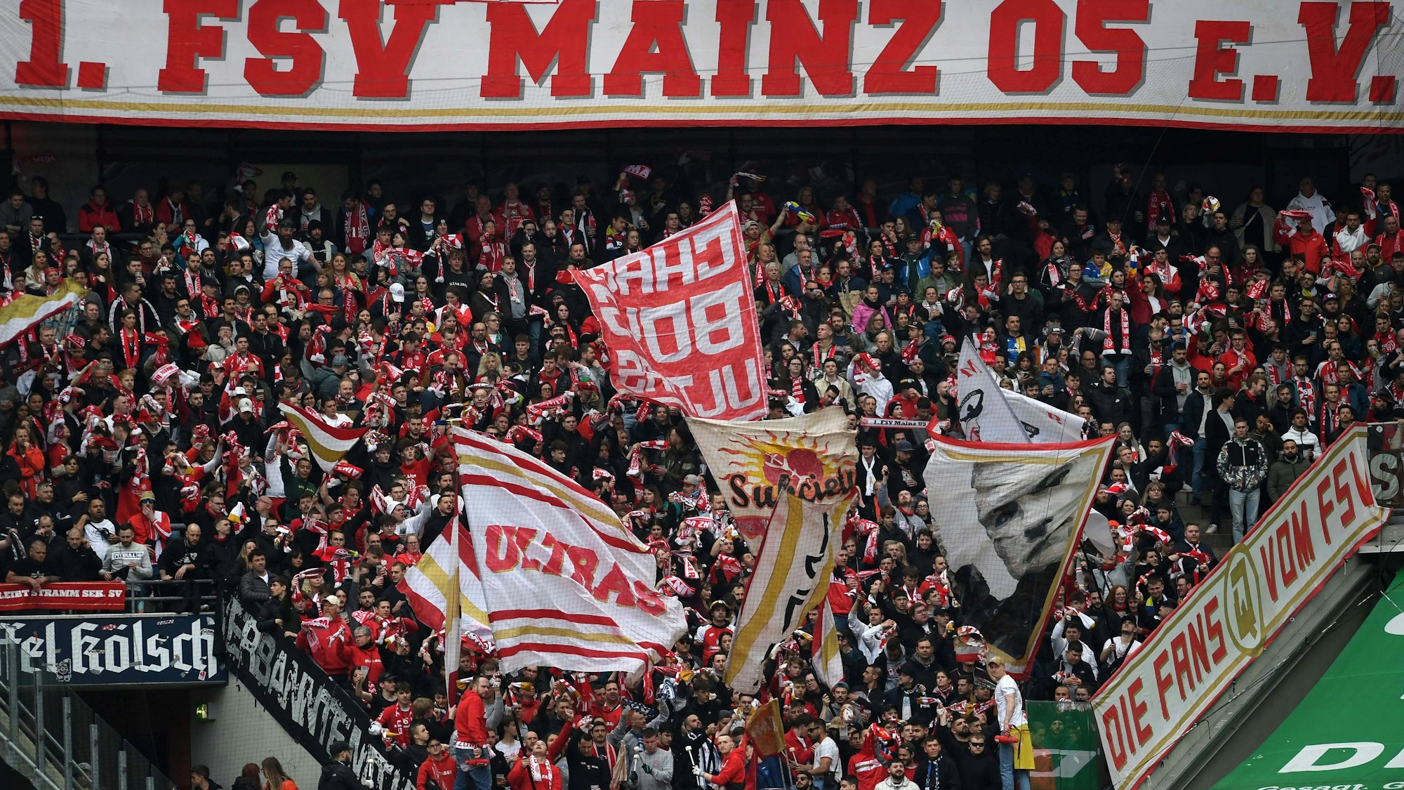 Mainzer Ultras und Fans im Müngersdorfer Stadion in Köln.