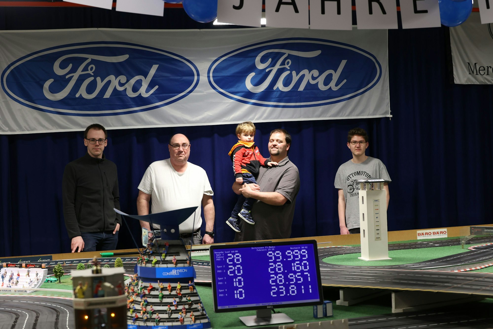 Das vierköpfige Team des Megaphone Racing Centers: Bahnleiter Lukas vom Dorp (v.l.n.r.), Achim Schmitz, Alexander Koch mit seinem Sohn und Patrick Schäfer.