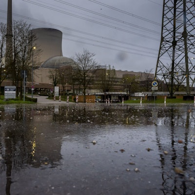 Wasserdampf steigt aus dem Kühlturm des Kernkraftwerks Isar 2.