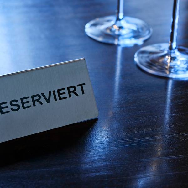 Ein Reserviert-Schild steht auf einem Tisch