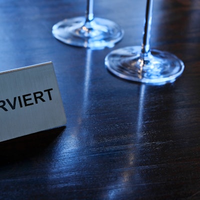 Ein Reserviert-Schild steht auf einem Tisch