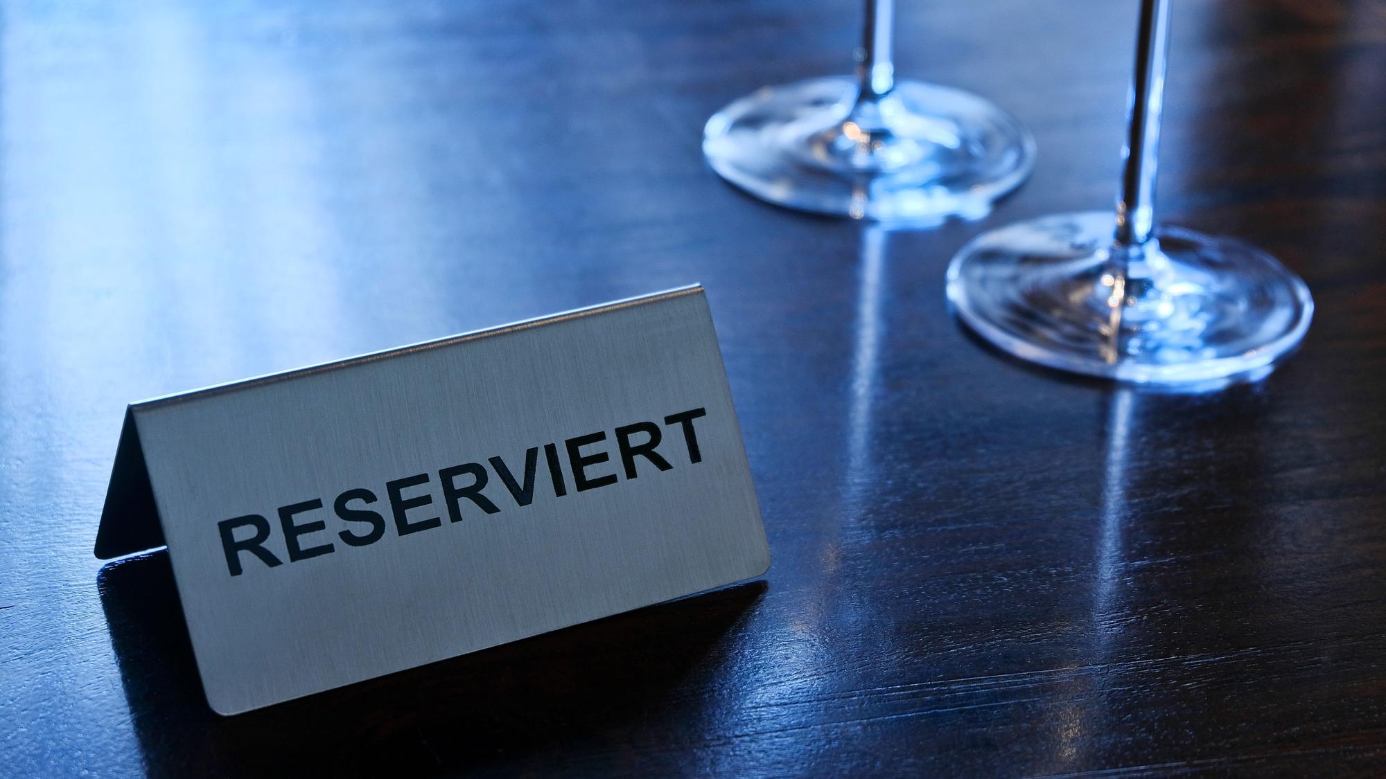 Ein Reserviert-Schild steht auf einem Tisch