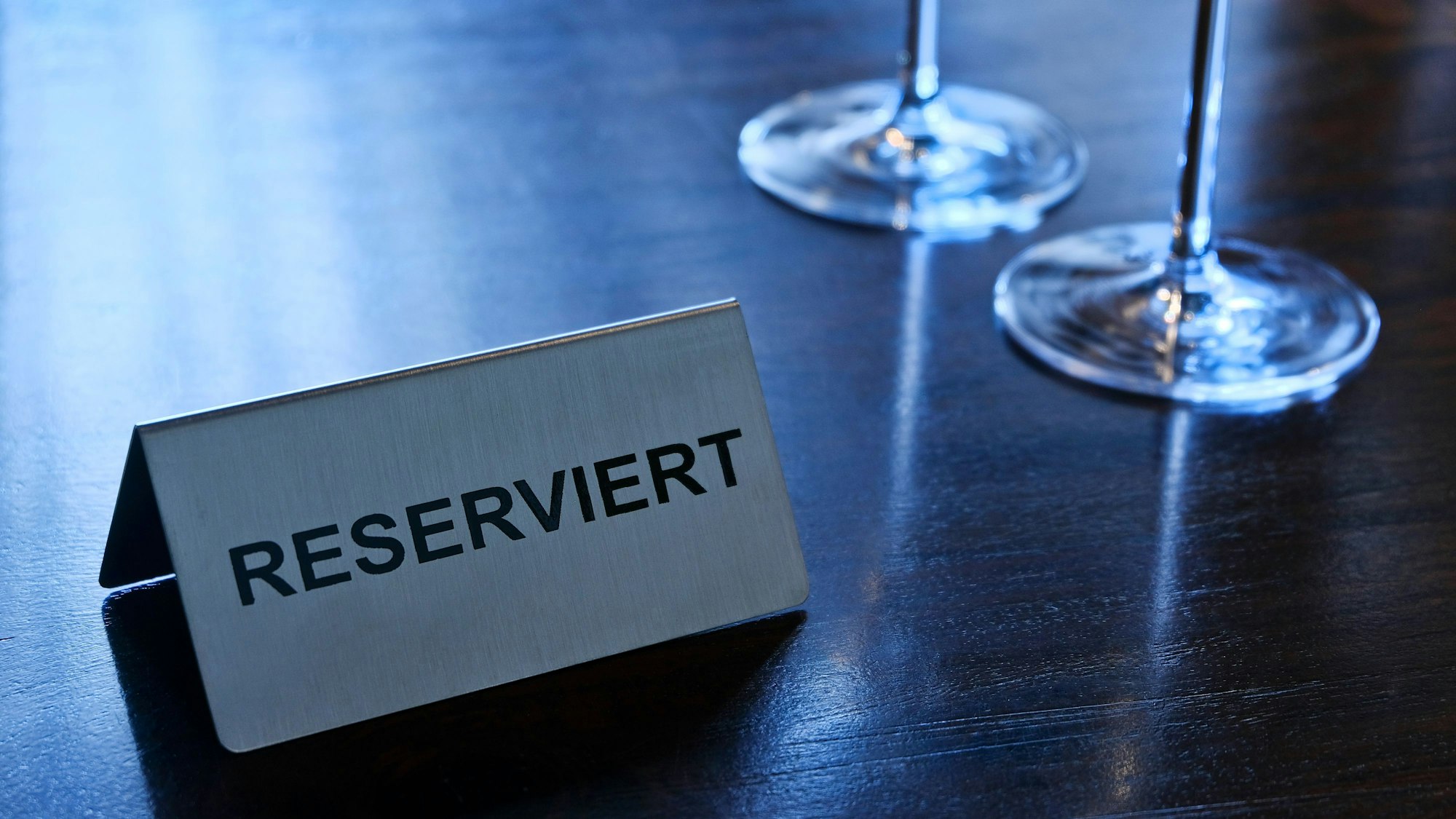 Ein Reserviert-Schild steht auf einem Tisch
