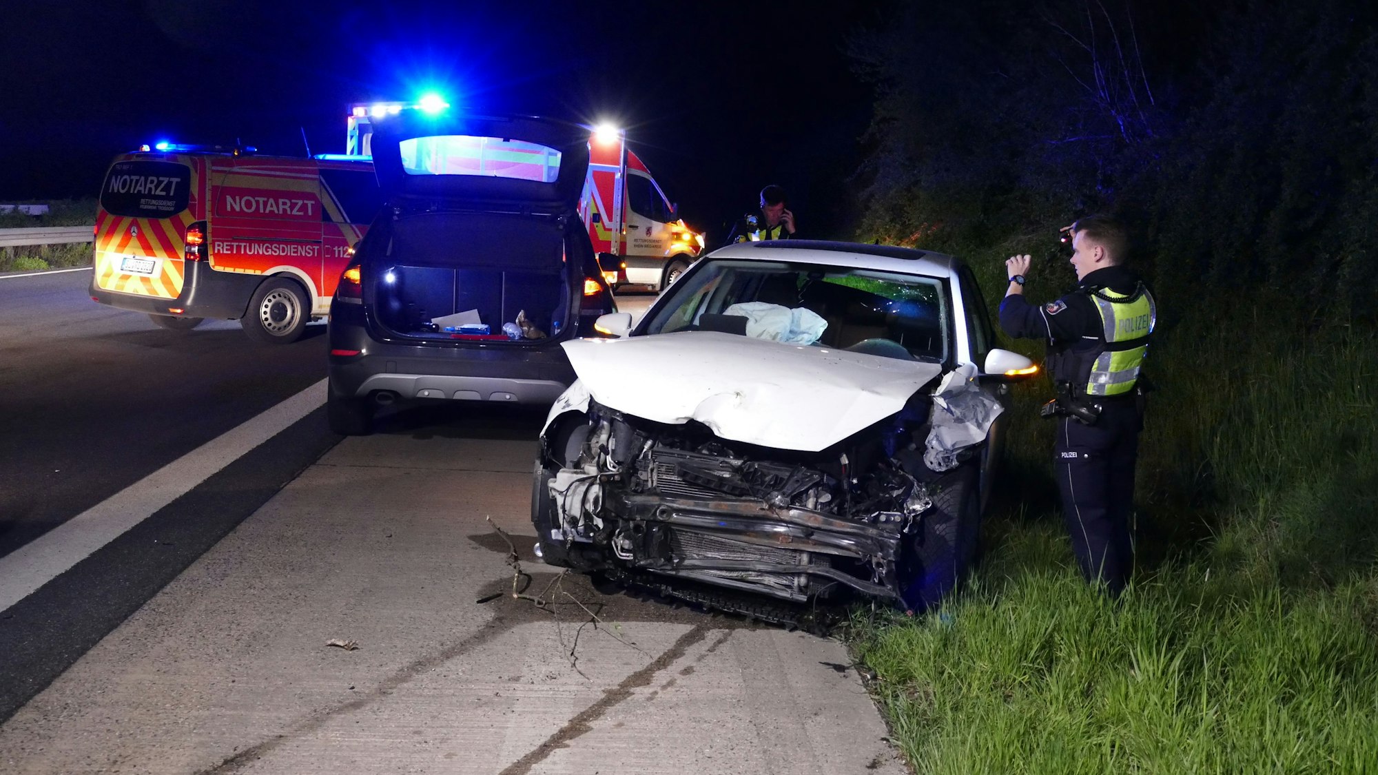 Ein Falschfahrer verursacht einen Unfall auf der A560 in Hennef am 17. April 2023.
Die beiden beschädigten Wagen blieben auf dem Seitenstreifen stehen.