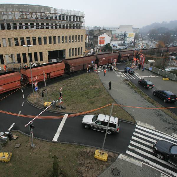 Driescher Kreisel in Bergisch Gladbach mit einem langen Kohlezug, der aufs Zanders-Gelände rollt.