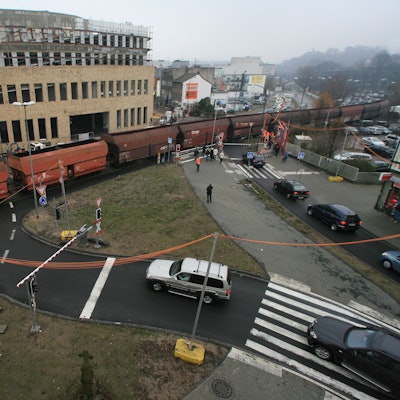 Driescher Kreisel in Bergisch Gladbach mit einem langen Kohlezug, der aufs Zanders-Gelände rollt.