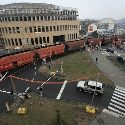 Driescher Kreisel in Bergisch Gladbach mit neuen Schranken und Ampeln.