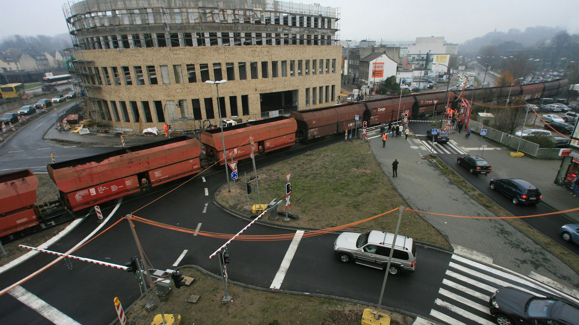 Driescher Kreisel in Bergisch Gladbach mit neuen Schranken und Ampeln.
