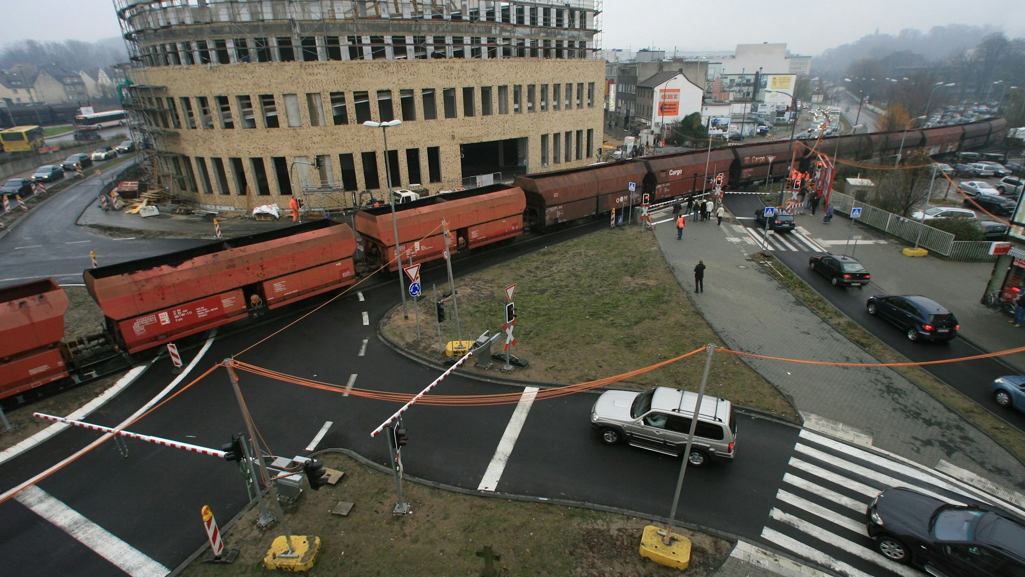 Driescher Kreisel in Bergisch Gladbach mit einem langen Kohlezug, der aufs Zanders-Gelände rollt.