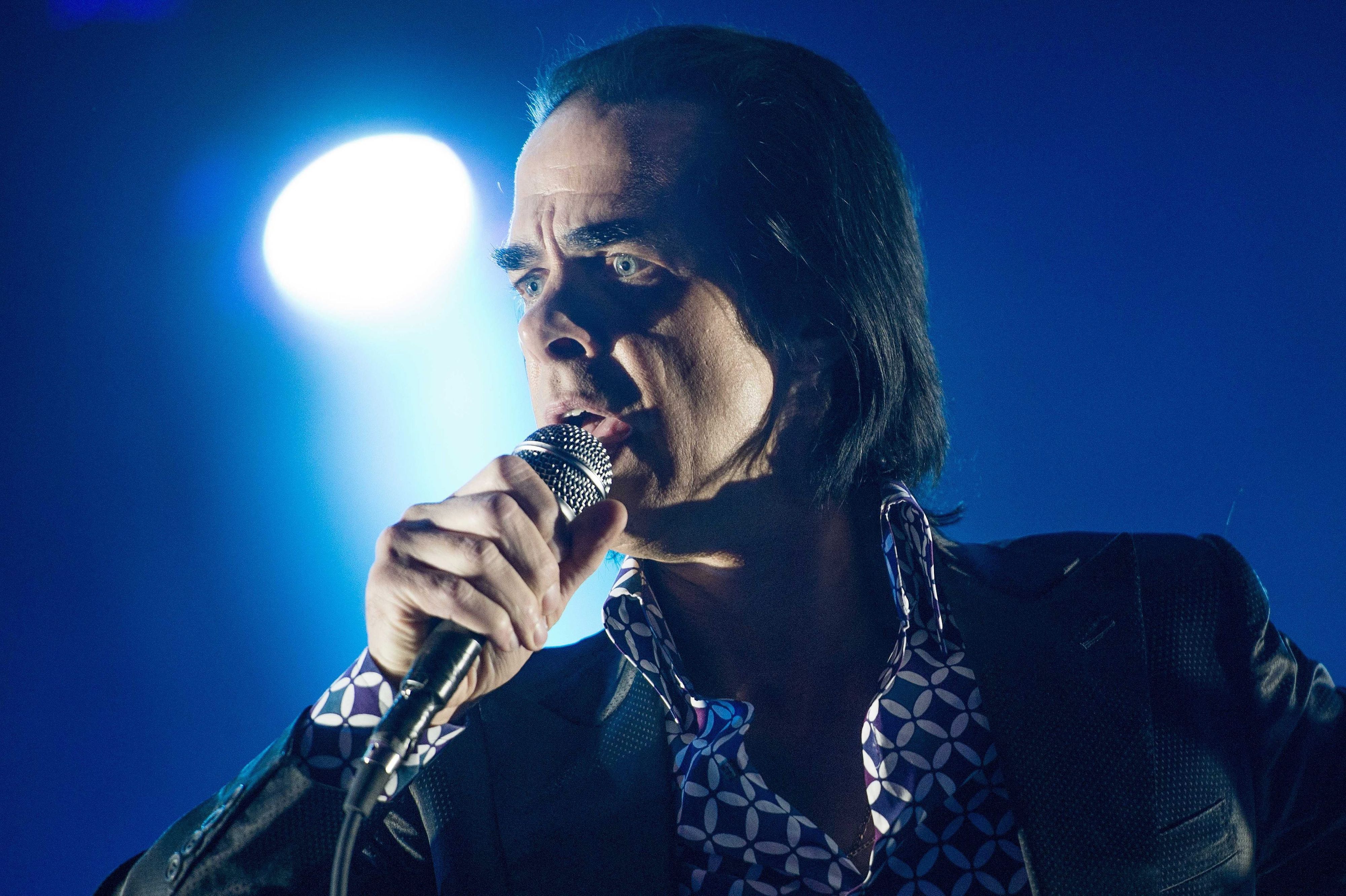 Nick Cave, australischer Rockmusiker und Autor, singt auf einem Festival.