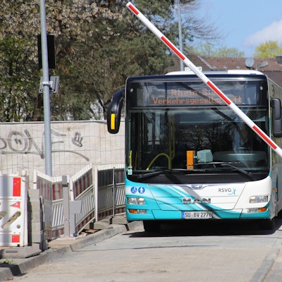 Ein Bus fährt durch eine Schrankenanlage.