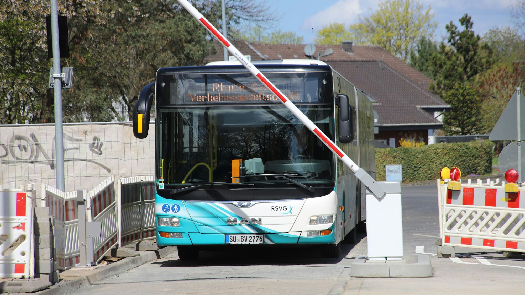 Ein Bus fährt durch eine Schrankenanlage.